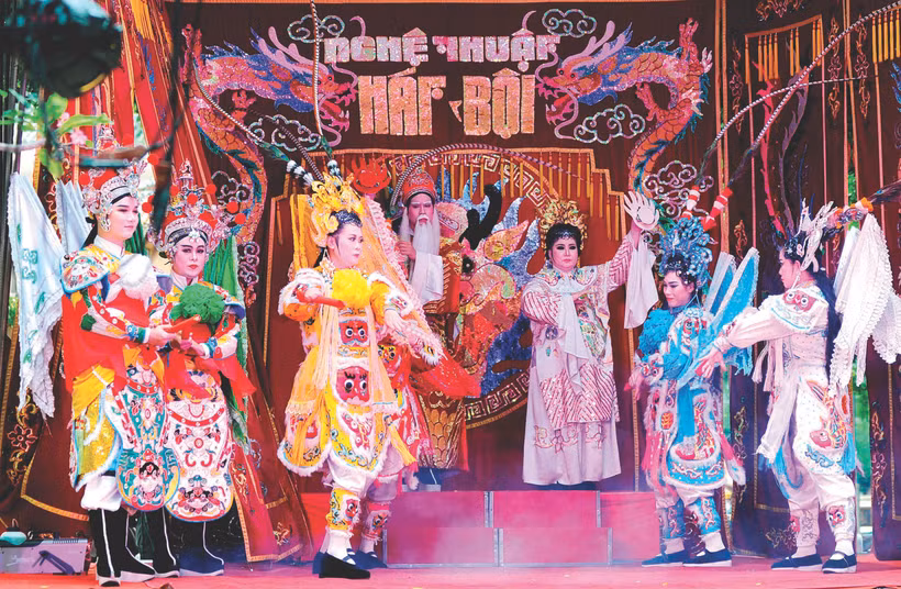 រាល់សប្តាហ៍ សាលមហោស្រពសិល្បៈ ហាតបូយ ទីក្រុង ហូ ជីមិញ រៀបចំសម្តែង ហាតបូយ ឥតគិតថ្លៃនៅមតកចេតិយមេទ័ពឆ្វេង លេ វ៉ាន់យ្វៀត ខណ្ឌ ប៊ិញថាញ់