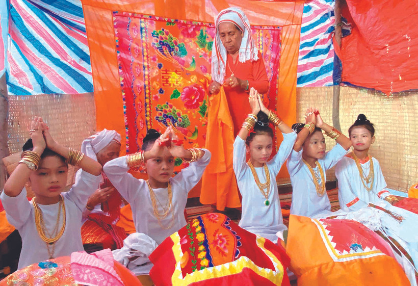 ពេលកូនក្មេងឈានដល់អាយុអនីតិជន ជនជាតិ ចាម ប្រារព្ធពិធីកោរជុក