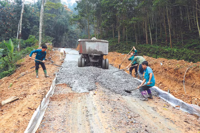 បក្ខជនទាំងឡាយតែងតែធ្វើជាគំរូ នាំមុខគេក្នុងកិច្ចការនៅឃុំ ទ្រុងមិញ ស្រុក អៀនសឺន បក្ខជន យឿង វ៉ាន់វ៉ាង (ឈរកណ្តាល) ចលនាបងប្អូន