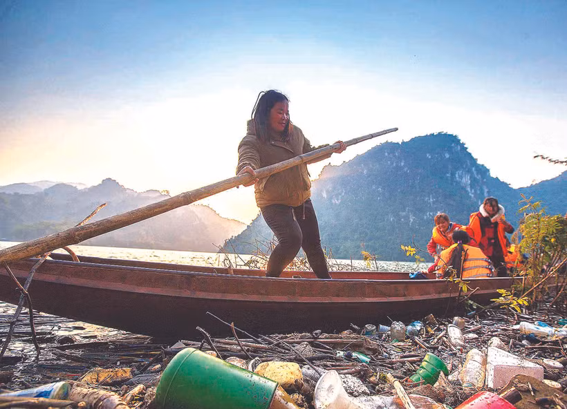 ជារៀងរាល់ថ្ងៃ អ្នកគ្រូ ក្វាច់ ធីប៊ិចនូ ដឹកសិស្សសាលាឆ្លងទន្លេ ដា ចម្ងាយ ៥ គីឡូម៉ែត្រដើម្បីទៅកាន់សាលារៀន