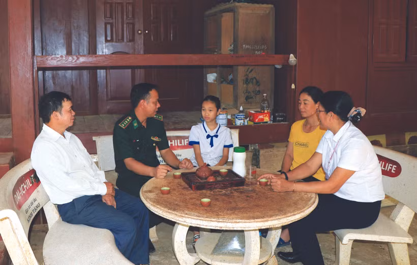 កម្មាភិបាលនៃប៉ុស្តិ៍ការពារព្រំដែន ជៀងទឿង ស្រុក អៀនចូវ ជាមួយនឹងលោកគ្រូ អ្នកគ្រូ អញ្ជើញមកសួរសុខទុក្ខ លើកទឹកចិត្តដល់សិស្សសាលាដែលទទួលបានការឧបត្ថម្ភមកកាន់ថ្នាក់រៀន ស្ងប់ចិត្តរៀនសូត្រ