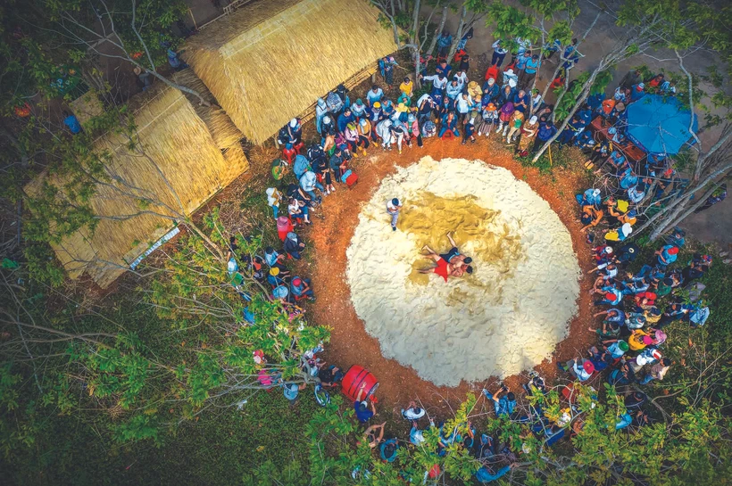 ប្រជាជននិងភ្ញៀវទេសចរចូលរួមការប្រកួតចំបាប់នៅពិធីបុណ្យនិទាឃរដូវ លៀងនុង នៅមណ្ឌលភូមិរបរសិប្បកម្មប្រពៃណី បន ន្ជ្រៀង ឃុំ ដាក់នៀ ទីក្រុង យ៉ាងៀ (ខេត្ត ដាក់ណុង)