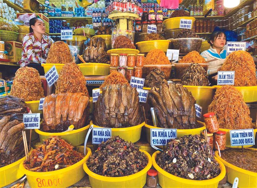 ម៉ាំគ្រប់ប្រភេទដែលមានឈ្មោះបោះសំឡេងត្រូវបានដាក់តាំងលក់នៅផ្សារ ចូវដុក (ខេត្ត អានយ៉ាង)