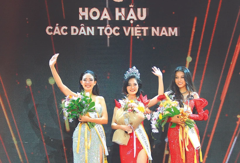 ពីឆ្វេងទៅស្តាំ៖ បវរកញ្ញារងទី ១ លឿង ធីហ្វាដាន (ជនជាតិ គិញ) ម្ចាស់មកុដបវរកញ្ញា ណុង ធុយហាំង (ជនជាតិ តៃ) បវរកញ្ញារងទី ២ គឺ ថាច់ ធូថាវ (ជនជាតិ ខ្មែរ) នៅរាត្រីវគ្គផ្តាច់ព្រ័ត្រនៃពិធីប្រកួតបវរកញ្ញាបណ្តាជនជាតិ វៀតណាម ឆ្នាំ ២០២២
