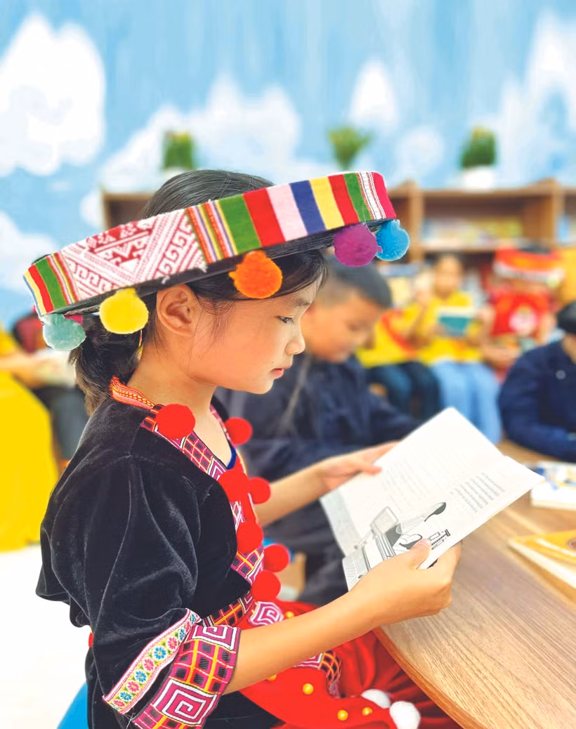 សិស្សសាលាចំណេះទូទៅជនជាតិបង្រៀននិងរៀនពេញមួយថ្ងៃបឋមសិក្សានិងអនុវិទ្យាល័យ ឌាន់កេត ស្រុក ត្រាងឌិញ (ខេត្ត ឡាងសឺន) អានសៀវភៅក្នុង "លម្ហអំណានសៀវភៅ ធ្វើអន្តរកម្ម និងប្រជុំជីវភាពកងកុមារ" ទើបតែត្រូវបានសម្ពោធនាឱកាសឆ្នាំសិក្សាថ្មី ២០២៣ - ២០២៤។ រូបថត៖ ផ្សាយដោយទីភ្នាក់ង