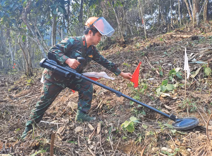 5-ra pha bom min o Ha Giang - anh Duc Tho.jpg