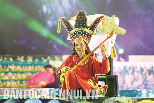 ពិធីសមោសរសិល្បៈ ច្រៀង ថែន ដេញចាប៉ី ទីញ នៃបណ្តាជនជាតិ តៃ - នុង - ថៃ