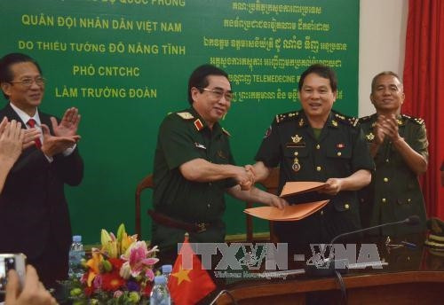 ឆ្ពោះទៅរកទិវាខួបអនុស្សាវរីយ៍ ៥០ ឆ្នាំនៃថ្ងៃបង្កើតទំនាក់ទំនងការបរទេស វៀតណាម - កម្ពុជា៖ ផ្ទេរប្រគល់ប្រព័ន្ធបន្តភ្ជាប់វិជ្ជាពេទ្យពីចម្ងាយជូនមន្ទីរពេទ្យយោធា កម្ពុជា