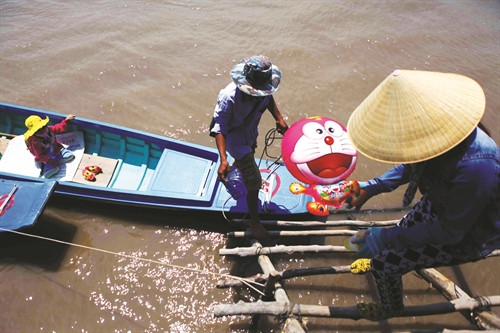 សាត់អណ្ដែត “អក្សរ” នៅតំបន់ស្ទឹងទន្លេ
