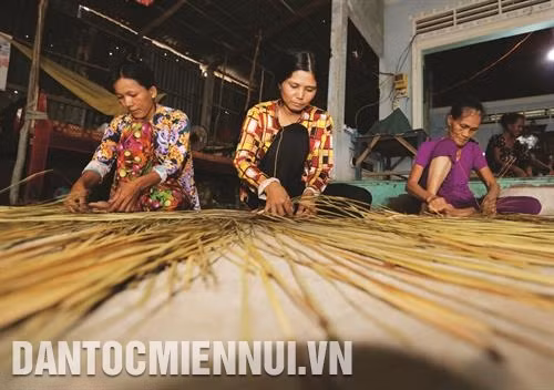 ត្បាញចចូត - របរជួយអោយក្រុមគ្រួសារជនជាតិ ខ្មែរ ជាច្រើនរួចផុតពីភាពក្រីក