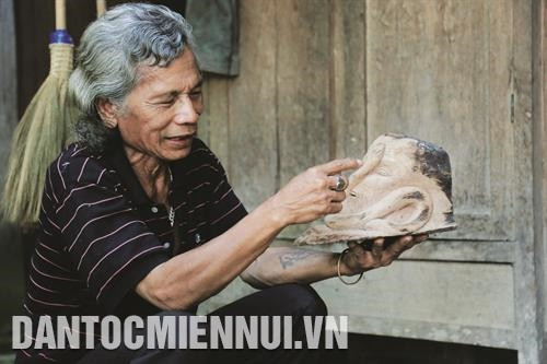 អ្នក "រក្សាភ្នក់ភ្លើង" នៃសិល្បៈចម្លាក់របស់ជនជាតិ កឺទូ