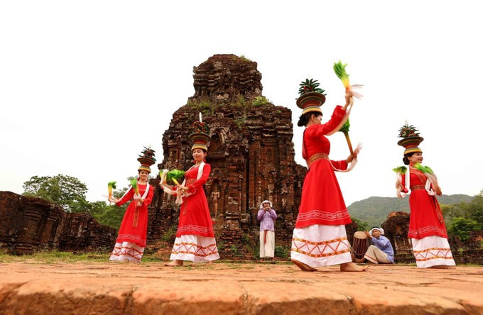 របាំ ចាម្ប៍ ល្វាសល្វន់ហាក់ដូចជា "ដាស់" លម្ហស្ងប់ស្ងាត់ បរមបុរាណនៃប្រាសាទបុរាណ vu-dieu-cham-2.jpg