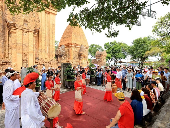 ទស្សនិកជនជក់ចិត្តនិងតាមដានតាមចង្វាក់នីមួយៗ ទទួលបានអារម្មណ៍នៃការតភ្ជាប់រវាងអតីតកាល និងបច្ចុប្បន្នកាល vu-dieu-cham-3.jpg