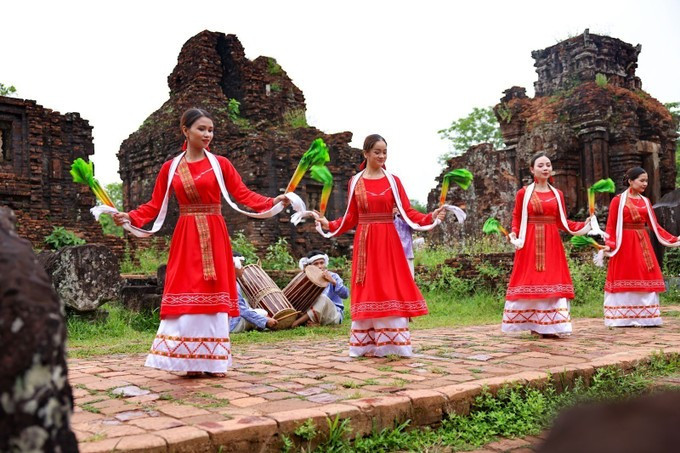 កិច្ចការអភិរក្សមិនឈប់ត្រឹមតែកាថែរក្សាកាយវិកាទាំងឡាយនោះទេ តែក៏ជាការស្រាវជ្រាវ ស្ដារអត្ថន័យខាងព្រលឹងវិញ្ញាណនៃរបាំនីមួយៗ ទៀតផង vu-dieu-cham-4.jpg