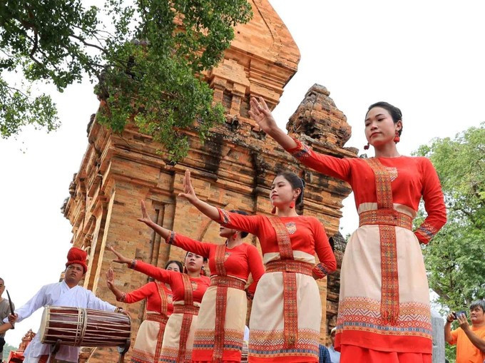 កាយវិកាដៃជើងនីមួយៗ របស់នាដកាបង្កប់រឿងរ៉ាវវប្បធម៌ ប្រវត្តិសាស្ត្រយ៉ាងជ្រាលជ្រៅរបស់ជនជាតិ ចាម្ប៍ vu-dieu-cham-1.jpg
