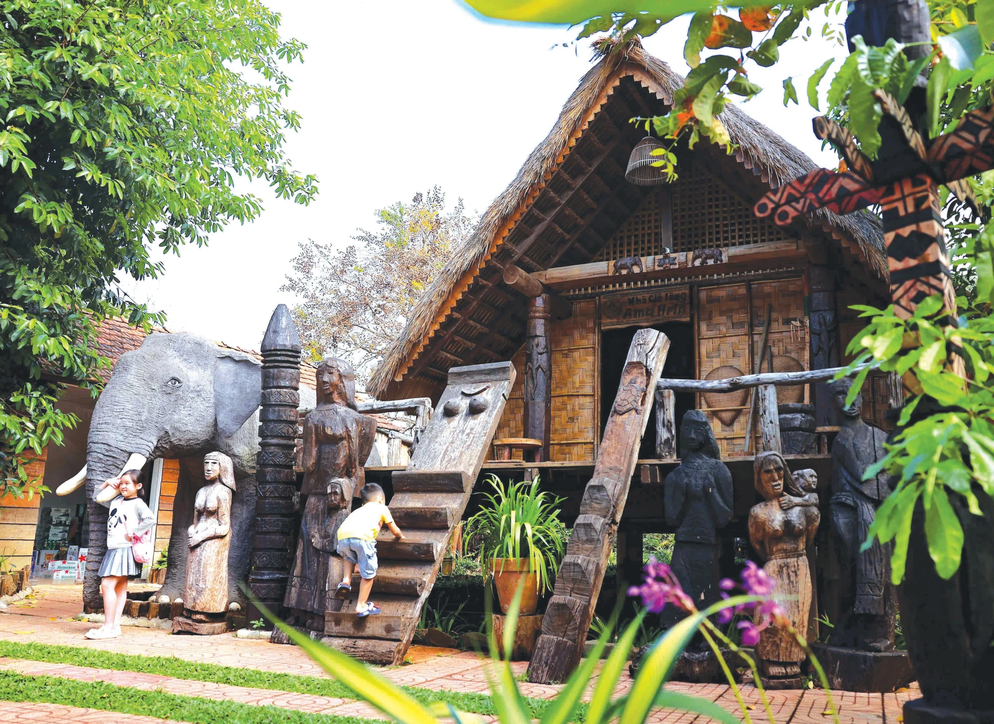 អាកយ៉្ហុង "ភូមិនៅកណ្តាលក្រុង"