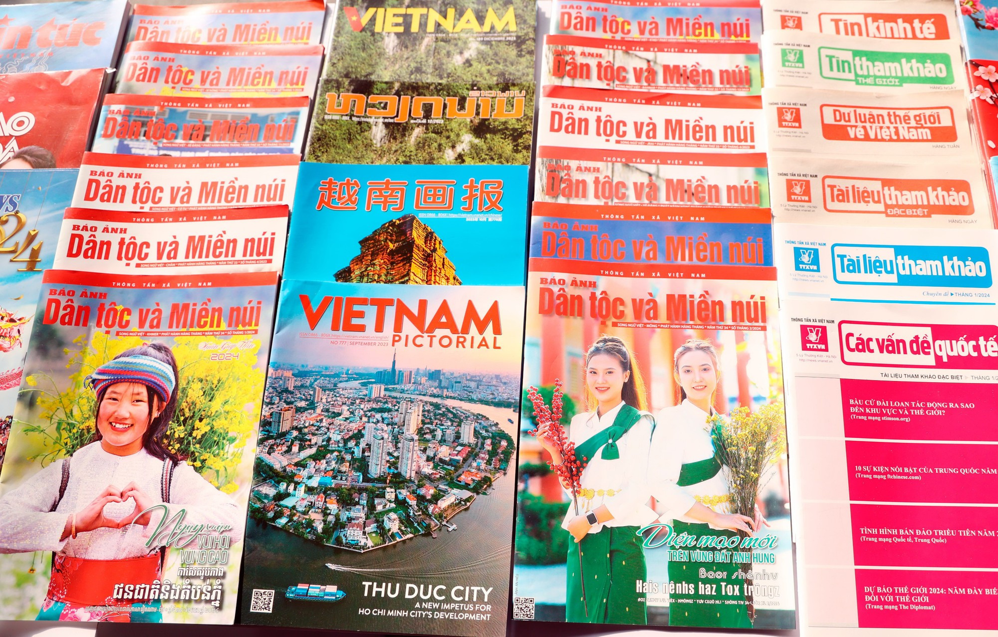 ផលិតផលបោះពុម្ពទាំងឡាយរបស់ទីភ្នាក់ងារព័ត៌មាន វៀតណាម ក្នុងនោះមាន កាសែតរូបភាព ជនជាតិ និង តំបន់ភ្នំ ត្រូវបានដាក់តាំងបង្ហាញនៅសមោសរកាសែតទូទាំងប្រទេសឆ្នាំ ២០២៤ chuyendein-17.jpg