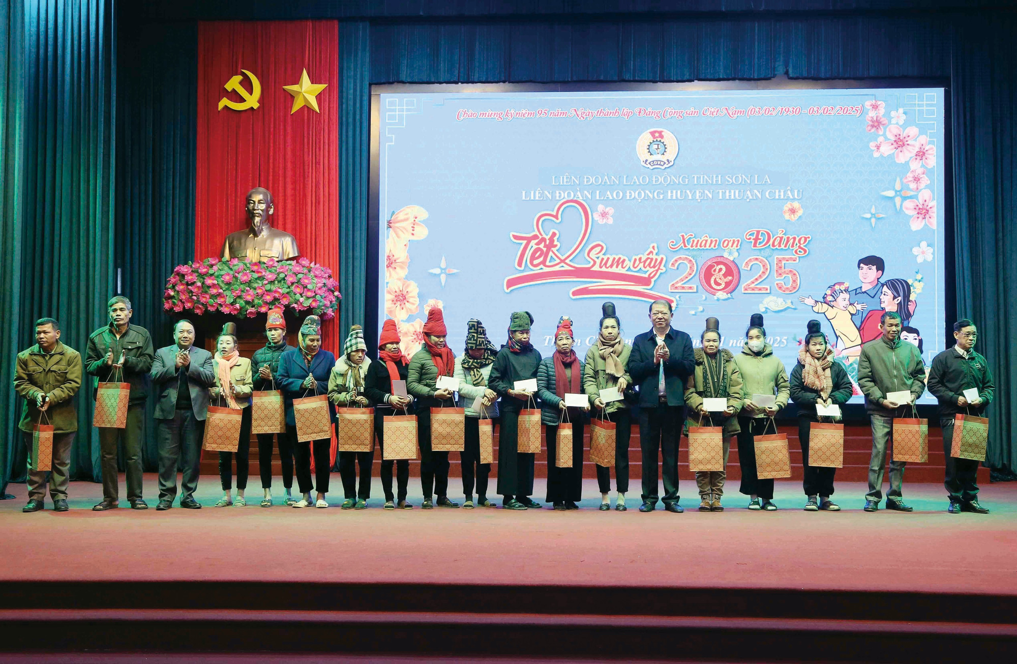 អនុប្រធានទទួលបន្ទុកគណៈកម្មាធិការបំណងប្រជាជននិងត្រួតពិនិត្យនៃរដ្ឋសភាលោក ឡ វៀតភឿង និងថ្នាក់ដឹកនាំគណៈកម្មាធិការបក្សស្រុក ក្រុមប្រឹក្សាប្រជាជនស្រុក ធន់ចូវ ខេត្ត សឺនឡា ជូនអំណោយដល់សមាជិកសម្ព័ន្ធយុវជនកុម្មុយនីស្ត ហូ ជីមិញ ពលករនៅលើភូមិសាស្រ្ត chuyen-de-3.jpg