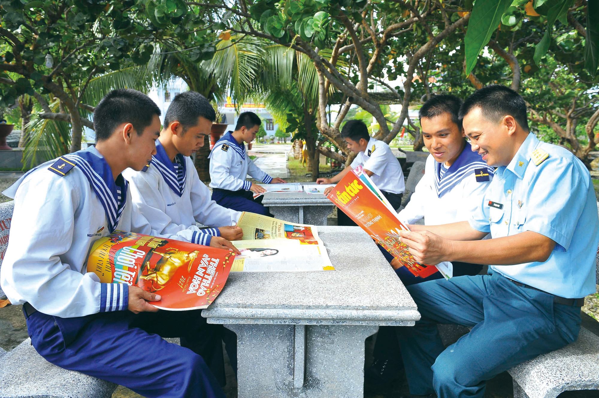 ខុសពីដីគោក ព្រឹកឡើងគឺមានកាសែតនៅនឹងដៃ ចំពោះកម្មាភិបាល យុទ្ធជនទាំងឡាយនៅលើកោះចំណុះស្រុក ត្រឿងសា ខេត្ត ខាញ់ហ្វា វិញដើម្បីបានអានសារព័ត៌មានបោះពុម្ពត្រូវរង់ចាំពីរបីខែក្រោយចាប់តាំងពីថ្ងៃចេញផ្សាយ។ សារព័ត៌មានបោះពុម្ពផ្សាយទាំងឡាយត្រូវបានយុទ្ធជនរក្សាទុកដោយប្រយ័ត្ន អានតាំងពីព័ត៌មាន អត្ថបទនីមួយៗ ប្រៀបដូចចំណីអារម្មណ៍មិនអាចខ្វះបាន។ ប្រធានបទពិសេស ខ្ទង់ទំព័រលើកាសែតបានលើកបទពិសោធល្អៗ ដ៏លេចធ្លោរបស់សមូហភាព បុគ្គលក្នុងការហ្វឹកហាត់ ត្រៀមប្រយុទ្ធជាស្រេច កសាងរបៀបរៀបរយផ្តើមពីនោះគាំទ្រ លើកទឹកចិត្តគ្រប់គ្នាឱ្យរៀនសូត្រ ធ្វើតាមជាមួយគ្នា chuyen-de-8.jpg