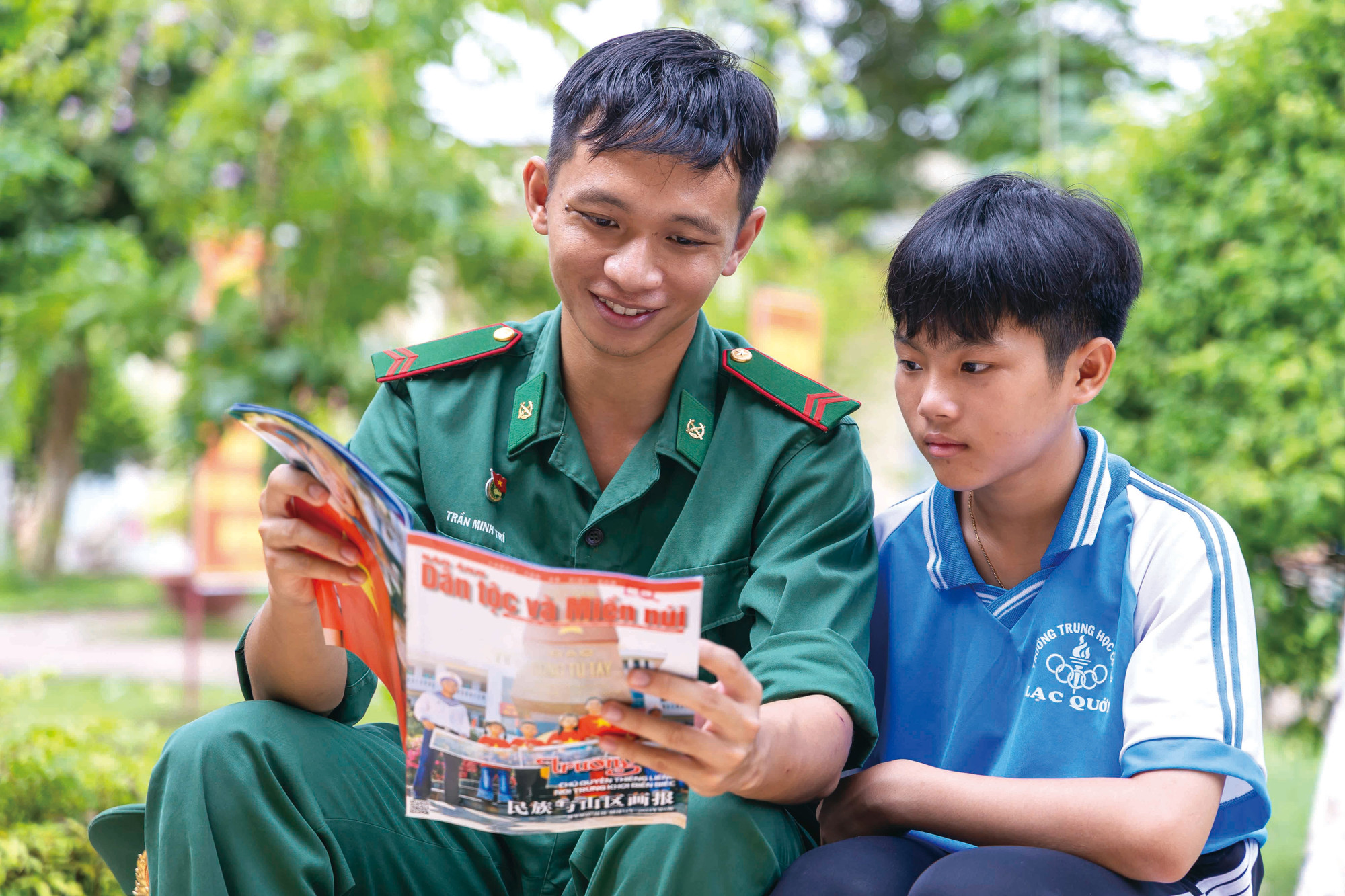 ផលិតផលបោះពុម្ពផ្សាយ កាសែតរូបភាព ជនជាតិ និង តំបន់ភ្នំ មកដល់យុទ្ធជនប៉ុស្តិ៍ការពារព្រំដែន ឡាកគ្វើយ ស្រុក ទ្រីតូន ខេត្ត អានយ៉ាង chuyen-de-4.jpg