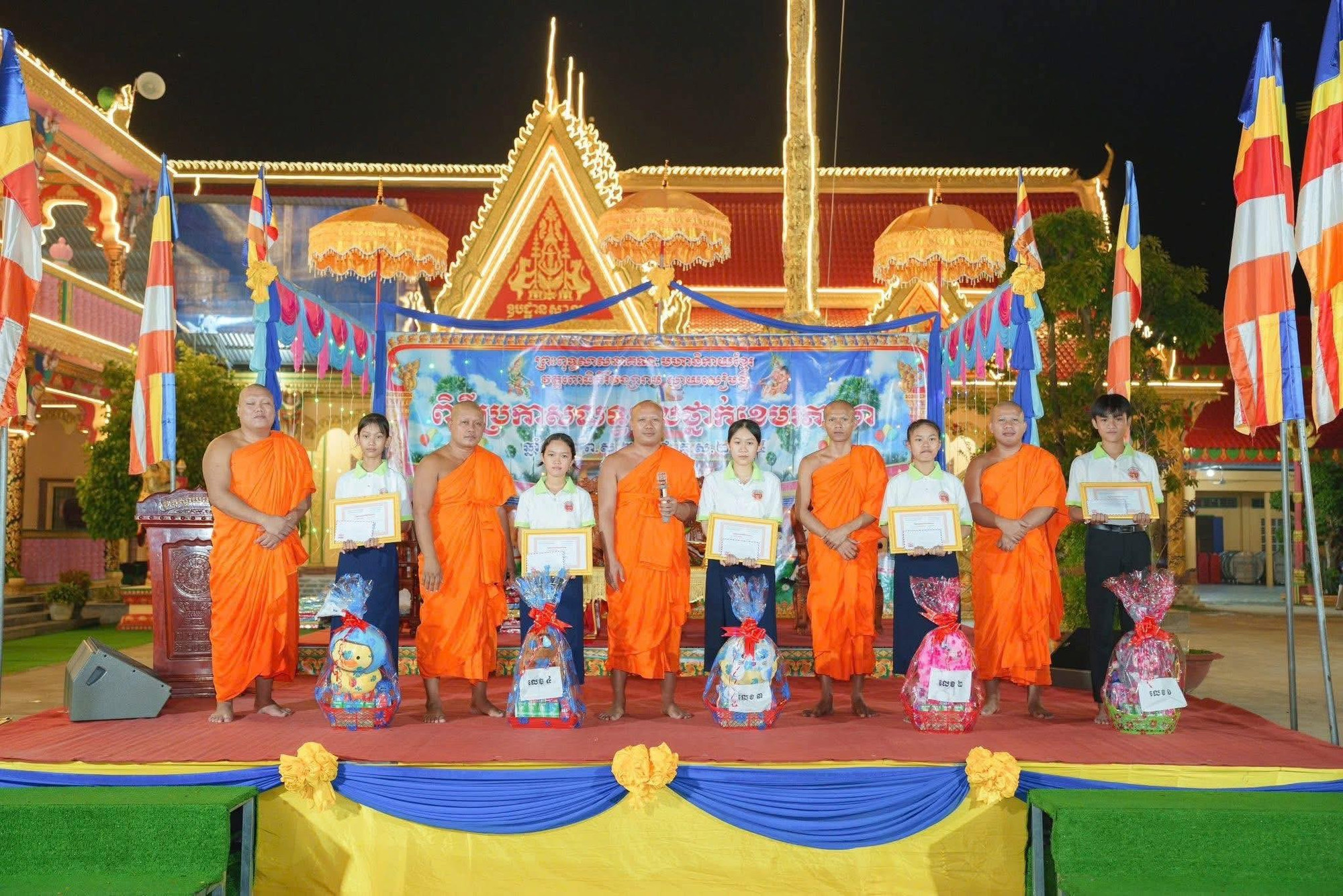 កម្រងរូបភាពក្នុងពិធីប្រកាសលទ្ធផលថ្នាក់ខេមរភាសានៅវត្តស្វាយសៀមថ្មីកាលពីថ្ងៃ ១៤ រោច ខែ ស្រាពណ៍ ឆ្នាំ ម្សាញ់ សប្តស័ក ពុទ្ធសករាជ ២៥៦៩ khmer-3.jpg