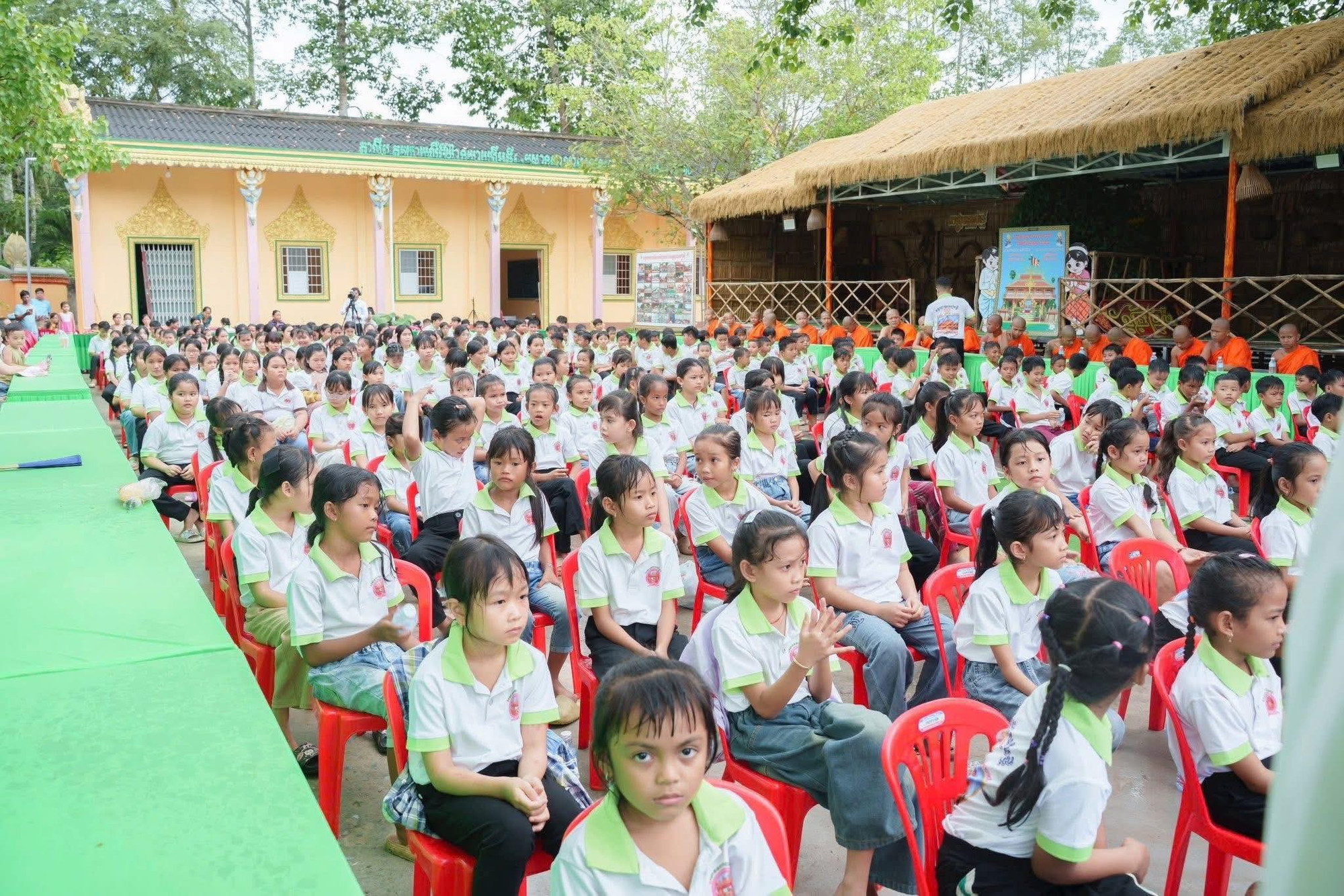 កម្រងរូបភាពក្នុងពិធីប្រកាសលទ្ធផលថ្នាក់ខេមរភាសានៅវត្តស្វាយសៀមថ្មីកាលពីថ្ងៃ ១៤ រោច ខែ ស្រាពណ៍ ឆ្នាំ ម្សាញ់ khmer-5.jpg