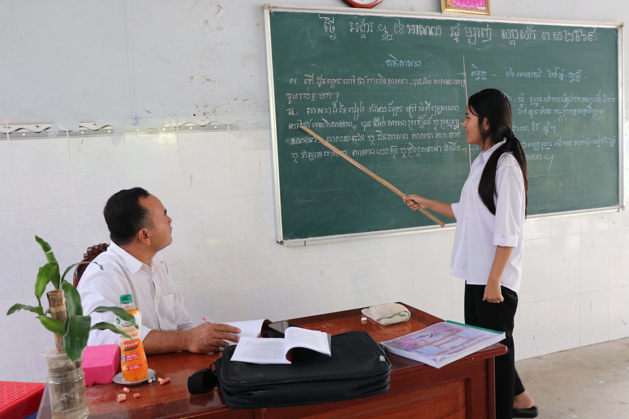 ថ្នាក់រៀនអក្សរ ខ្មែរ នៅវត្តសុវណ្ណនទីសិរីឧត្តម អូរតាពៅ នៅឃុំ ចូវថាញ់ khmer-4.jpg