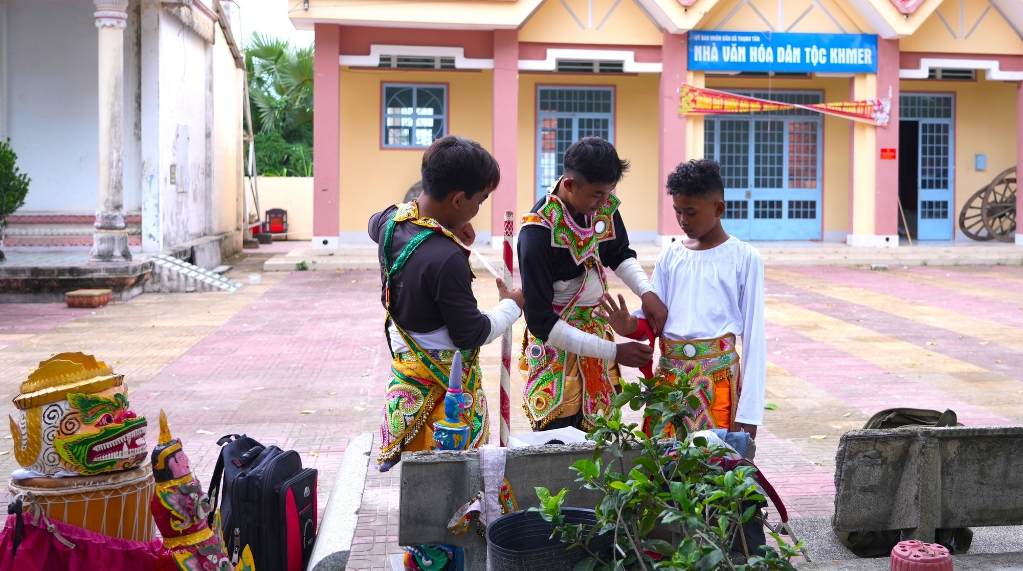 សម្លៀកបំពាក់របាំយក្ស (យក្សរាំ) របស់ជនជាតិ ខ្មែរ ភាគច្រើនគឺសំពត់រុំជំវិញខ្លួន ជាពិសេសគឺសំពត់ចងក្បិន ត្រូវបានរុំព័ទ្ធយ៉ាងខ្ជាប់ខ្ជួន mua-chan-8.jpg