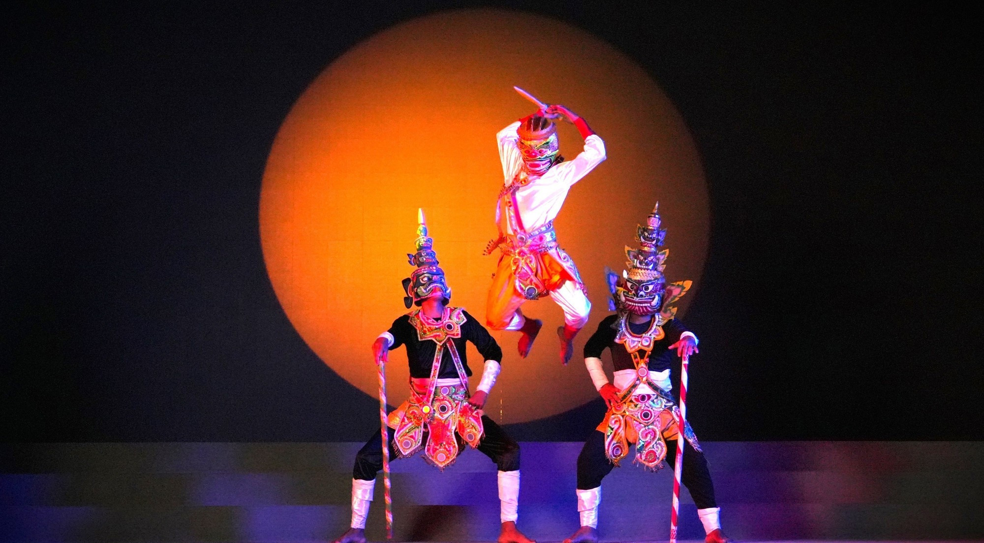 របាំយក្សឬយក្សរាំគឺជារបាំមួយបំលែងចេញពីសិល្បៈរបាំ ដែលជាទម្រង់ល្ខោនបុរាណដ៏ចំណាស់របស់ជនជាតិ ខ្មែរ ផ្តើមពីប្រភពរបាំពាក់របាំងមុខល្ខោនខោល សម្តែងឡើងវិញនូវឈុតសម្តែងមួយដែលត្រូវបានដកស្រង់ក្នុងរឿងរាមកេរ្តិ៍ mua-chan-4.jpg
