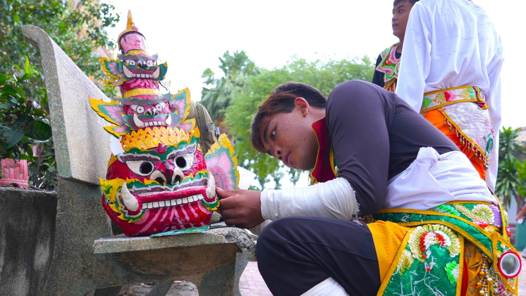 ប្អូន ប៊ិញ ណាវិញ សិល្បករវ័យក្មេងជំនាញរាំយក្ស និង រាំស្គរឆៃយ៉ាំត្រៀមរបាំងមុខយក្សក្រុងរាពណ៍សម្រាប់សម្តែង mua-chan-7.jpg