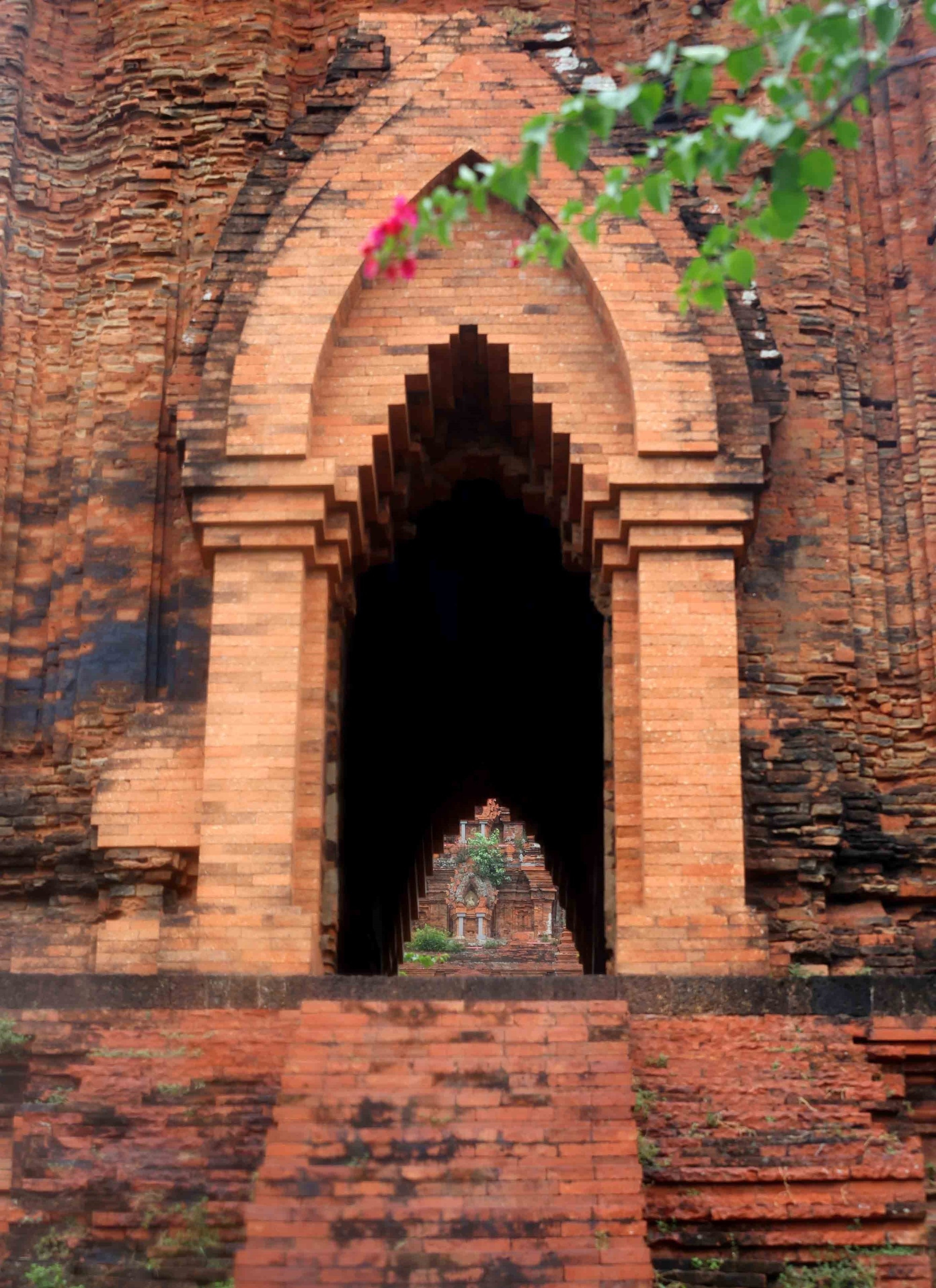 ប្រព័ន្ធប្រាសាទ ថាបចាម្ប៍ នៅលើ "ដែនដីដែលមានភាពក្លាហាន និងសេចក្តីសប្បុរស" ប៊ិញឌិញ ជាគោលដៅទាក់ទាញសម្រាប់អ្នកដែលចូលចិត្តស្វែងយល់ពីប្រវត្តិសាស្ត្រ ស្ថាបត្យកម្ម និងវប្បធម៌បុរាណ។ រូបថត៖ ញ៉ឹតអាញ់/ទីភ្នាក់ងារព័ត៌មាន វៀតណាម cham-9.jpg