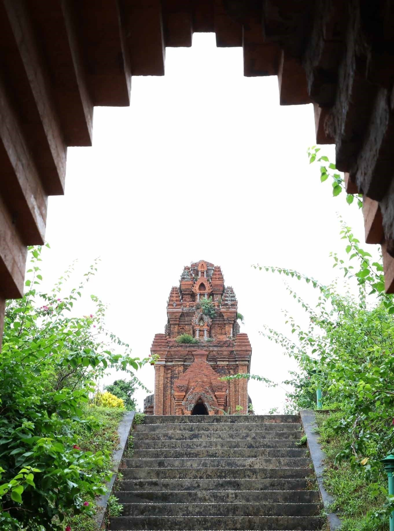ប្រព័ន្ធប្រាសាទ ថាបចាម្ប៍ នៅលើ "ដែនដីដែលមានភាពក្លាហាន និងសេចក្តីសប្បុរស" ប៊ិញឌិញ ជាគោលដៅទាក់ទាញសម្រាប់អ្នកដែលចូលចិត្តស្វែងយល់ពីប្រវត្តិសាស្ត្រ ស្ថាបត្យកម្ម និងវប្បធម៌បុរាណ។ រូបថត៖ ញ៉ឹតអាញ់/ទីភ្នាក់ងារព័ត៌មាន វៀតណាម cham-5.jpg