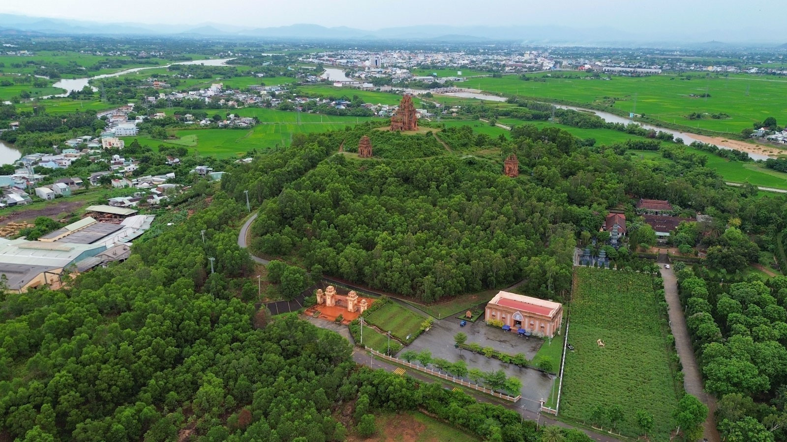 ការរួមបញ្ចូលគ្នារវាងសម្រស់ស្ថាបត្យកម្ម ចាម្ប៍ បុរាណ និងទេសភាពធម្មជាតិដ៏មហស្ចារ្យនៃ "ដែនដីដែលមានភាពក្លាហាន និងសេចក្តីសប្បុរស" ប៊ិញឌិញ។ រូបថត៖ ថាញ់ទុង/ទីភ្នាក់ងារព័ត៌មាន វៀតណាម cham-10.jpg