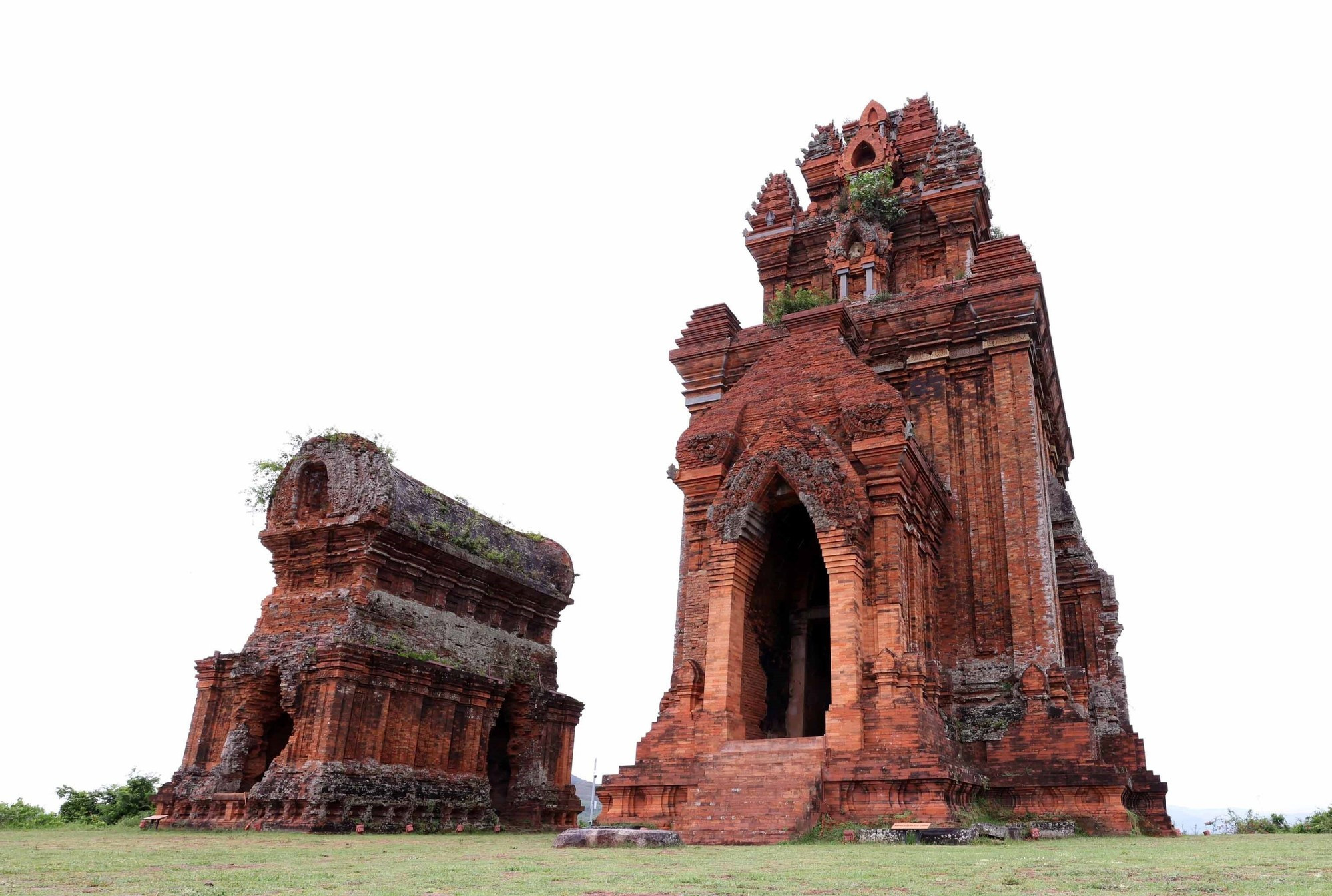 ប្រាសាទ ថាប បាញ់អ៊ីត ត្រូវបានសាងសង់ឡើងនៅចុងសតវត្សរ៍ទី ១១ ដើមសតវត្សរ៍ទី ១២ ដោយជនជាតិ ចាម្ប៍ ដើមឡើយត្រូវបានគេហៅថា ថាបបាក ឬ Yang Mtian។ រូបថត៖ ញ៉ឹតអាញ់/ទីភ្នាក់ងារព័ត៌មាន វៀតណាម cham-2.jpg