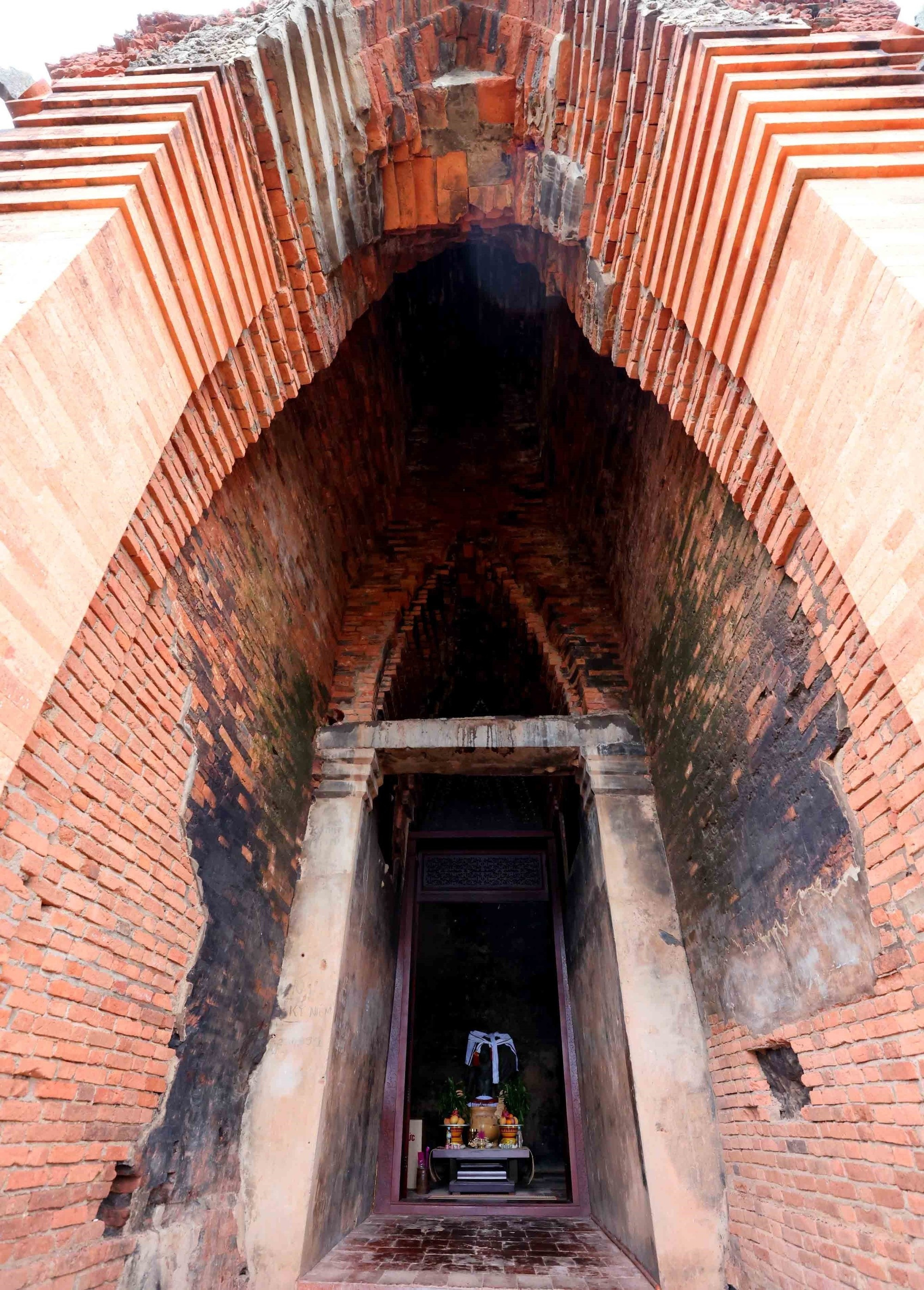 ប្រាសាទធំ (Kalan) ស្ថិតនៅលើកំពូលកូនភ្នំ និងជាសំណង់ស្ថាបត្យកម្មដ៏ធំបំផុតដែលមានកម្ពស់ ២៩,៦ ម៉ែត្រ រួមមានទ្វារធំបែរមុខទៅទិសខាងកើត និងទ្វារតូចចំនួនបីចំណុះប្រជុំប្រាសាទ ថាប បាញ់អ៊ីត។ រូបថត៖ ញ៉ឹតអាញ់/ទីភ្នាក់ងារព័ត៌មាន វៀតណាម cham-3.jpg