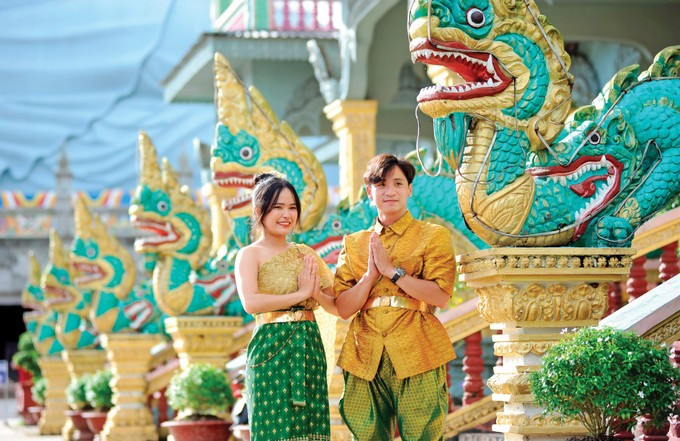 ភ្ញៀវទេសចរឆ្លងកាត់ពិសោធន៍ស្លៀកពាក់ឈុតប្រពៃណី ខ្មែរ និងថតរូចទុកជាអនុស្សាវរីយ៍នៅបរិវេណវត្តបទុមវង្សា សំរោង នៅសង្កាត់ សុក ត្រាំង ទីក្រុង កឹនធើ។ soc-trang-phat-trien-du-lich-tu-van-hoa-khmer-5-6147.jpg