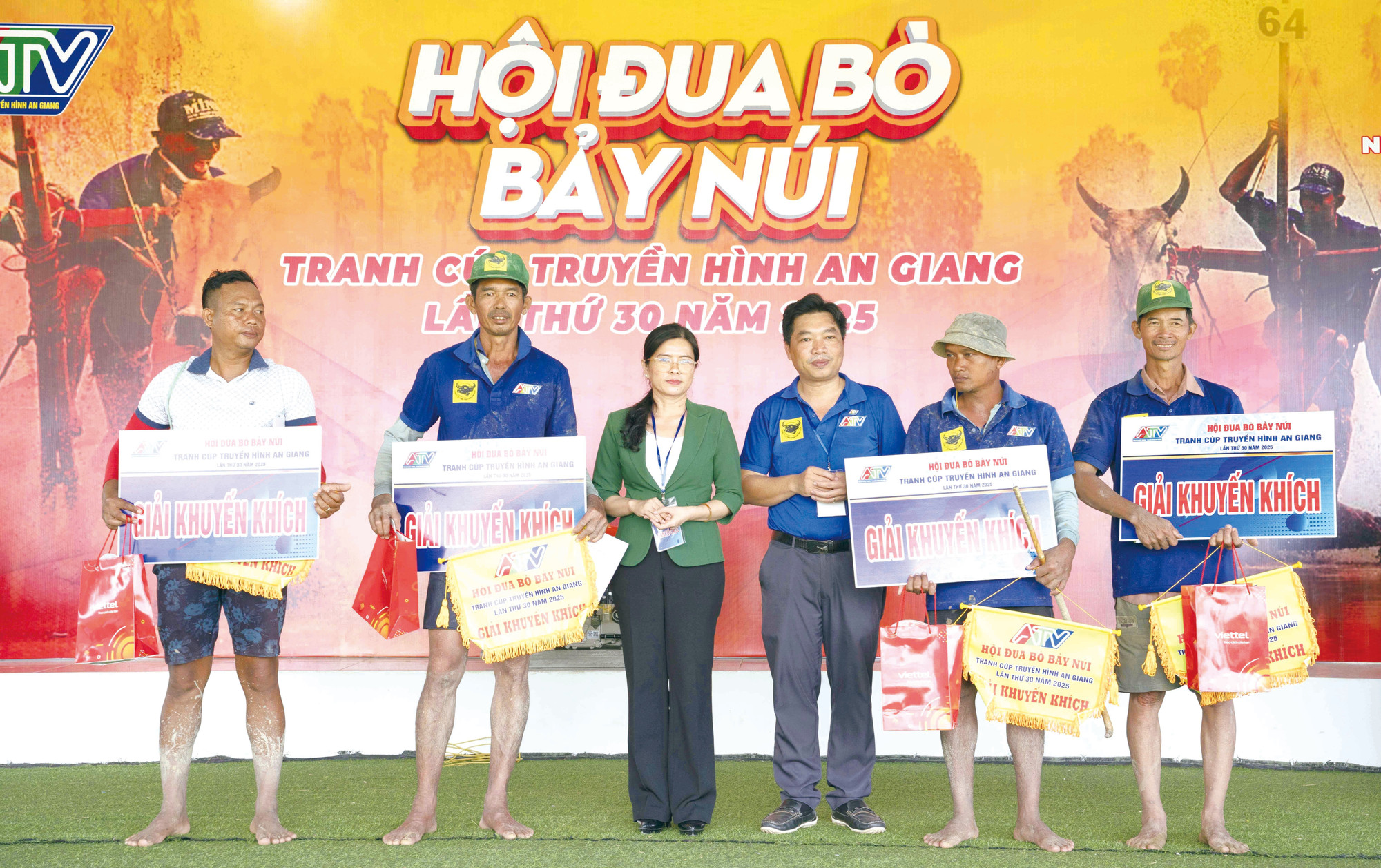 គណៈកម្មការរៀបចំពិធីប្រគល់ពានរង្វាន់លេខ ១ ឲ្យម្ចាស់នឹមគោពាក់ស្លាកលេខ ០៩ របស់លោក ចៅខន នៅឃុំ បាជុក ដោយមានពានរង្វាន់ជាទឹកប្រាក់តម្លៃចំនួន ៣០ លានដុង។ hoi-dua-bo-5.jpg