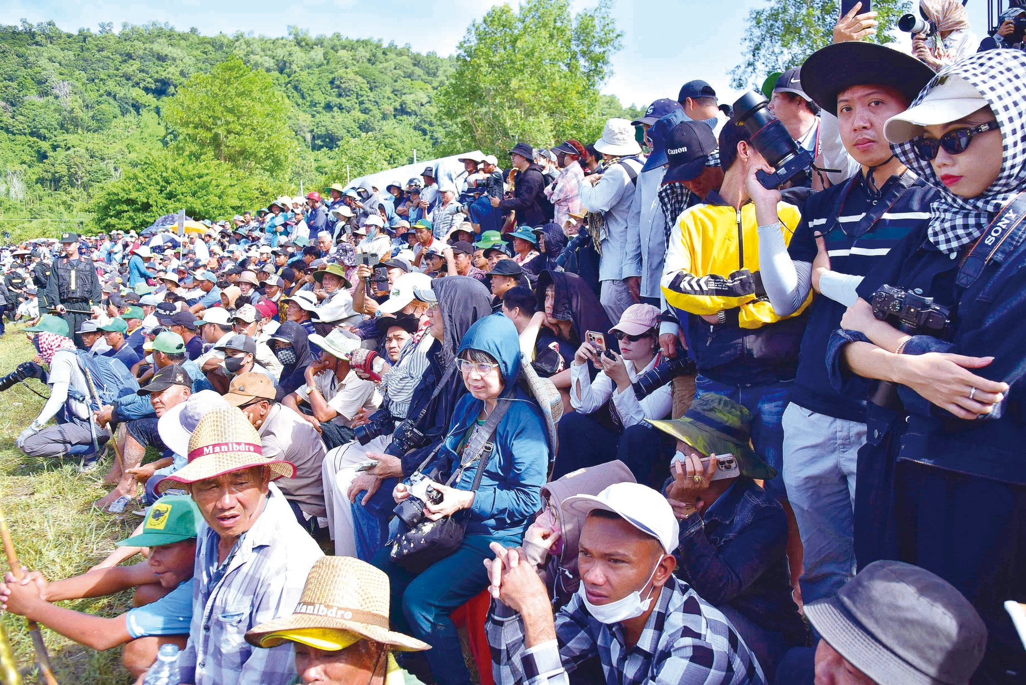 កុំថាឡើយព្រះអាទិត្យក្តៅខ្លាំង ប្រជាជននិងភ្ញៀវទេសចររាប់ពាន់នាក់នៅតែអញ្ជើញមកទីលានទស្សនា និងគាំទ្រដល់ បណ្តានឹមគោប្រកួតប្រជែង។ hoi-dua-bo-4.jpg