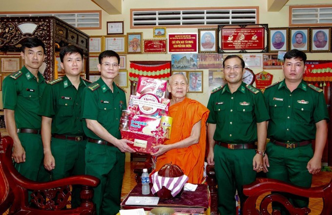 ថ្នាក់ដឹកនាំកងទ័ពការពារព្រំដែន កឹនធើ ប្រគេនទេយ្យទាន និងប្រគេនពរអំណរបុណ្យសែនដូនតាដល់ព្រះសង្ឃ ខ្មែរ នៅមូលដ្ឋាន can-tho-190925.jpg