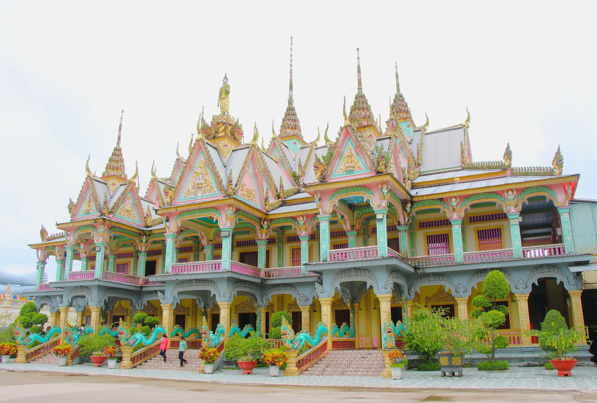 វត្តសំរោង លេចធ្លោដោយមានស្ថាបត្យកម្មដ៏ល្អប្រណិត ត្រូវបានចាត់ទុកជាសារមន្ទីរវប្បធម៌ មជ្ឈមណ្ឌលប្រជុំជីវភាពសាសនា សាលារៀនសម្រាប់បណ្តុះចំណេះសម្រាប់កុលបុត្រកុលធីតា ខ្មែរ គ្រប់រូប។ល។ chua-khmer-5.jpg
