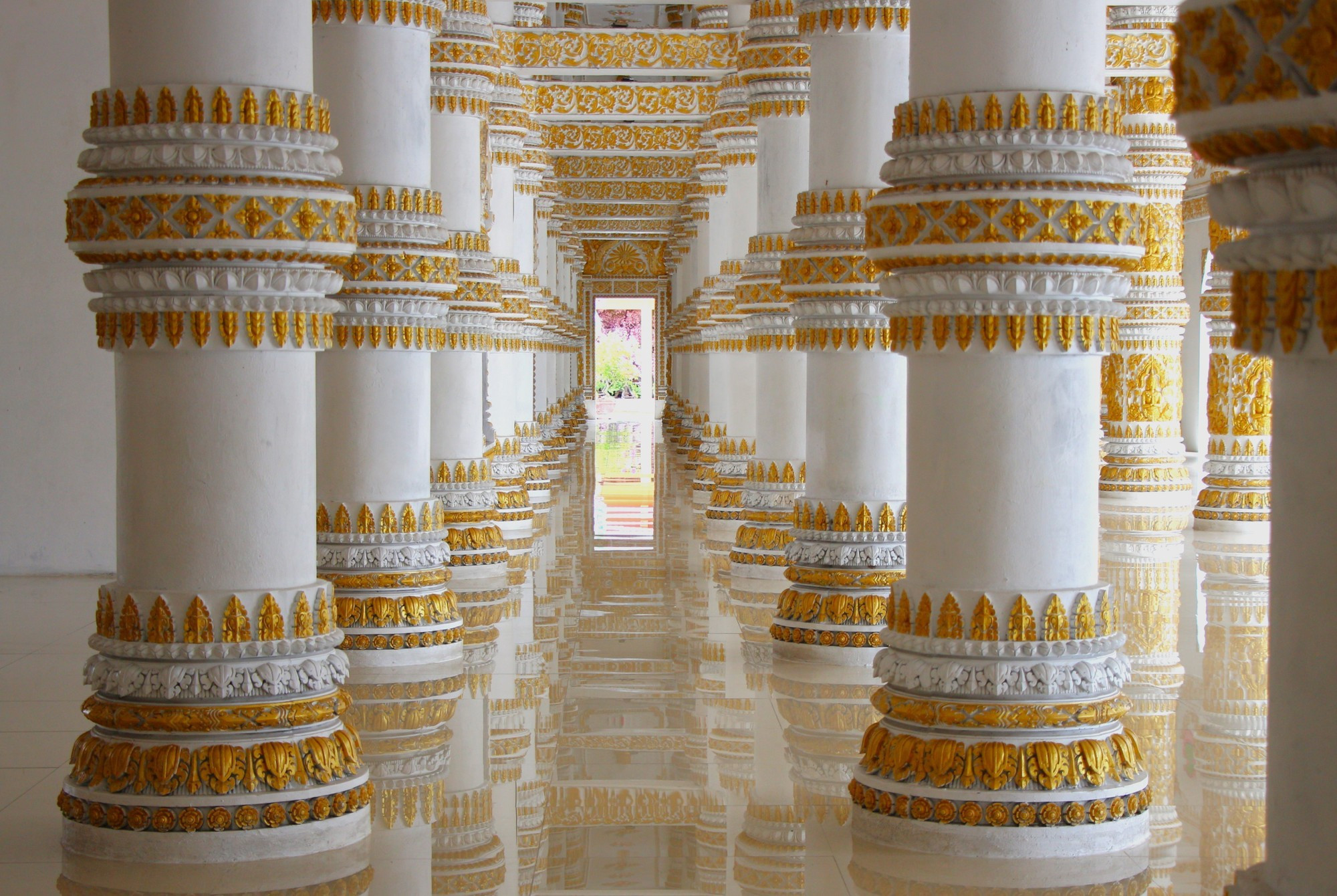 វត្តសំរោង មានព្រះពុទ្ធបដិមាប្រវែង ៦៣ ម៉ែត្រ និងកម្ពស់ ២២,៥ ម៉េត្រ អមដោយជើងទម្រខាងក្រោមដែលសរុបមានកម្ពស់ពីដី ២៨ ម៉ែត្រ។ chua-khmer-3.jpg