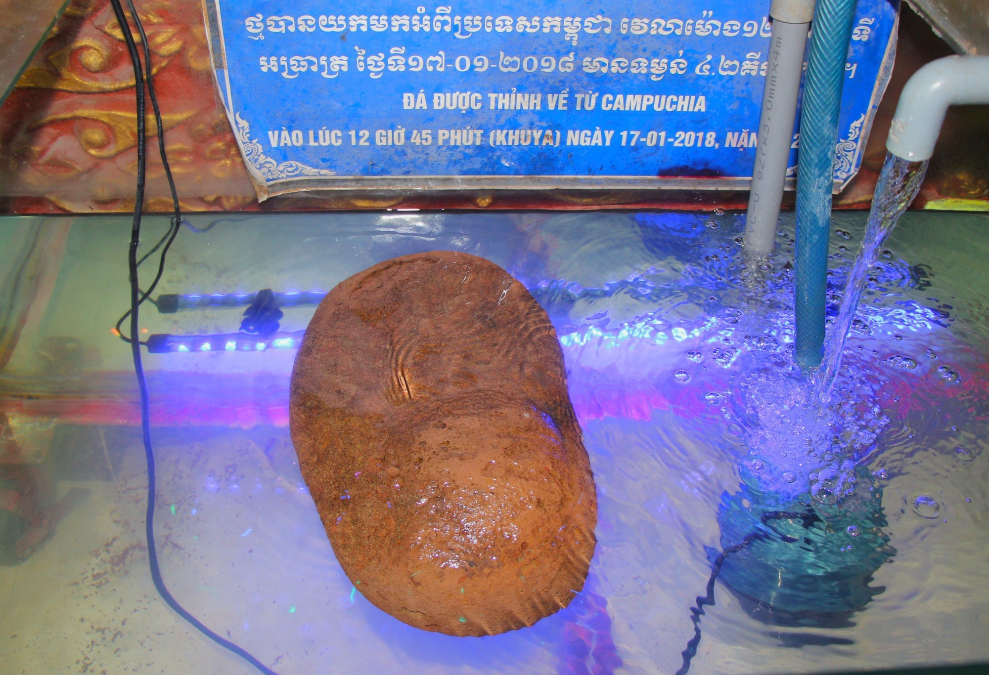ថ្មអណ្តែតលើទឹកត្រូវបានយកមកពីប្រទេស កម្ពុជា កាលពីខែ មករា ឆ្នាំ ២០១៨ chua-khmer-8.jpg
