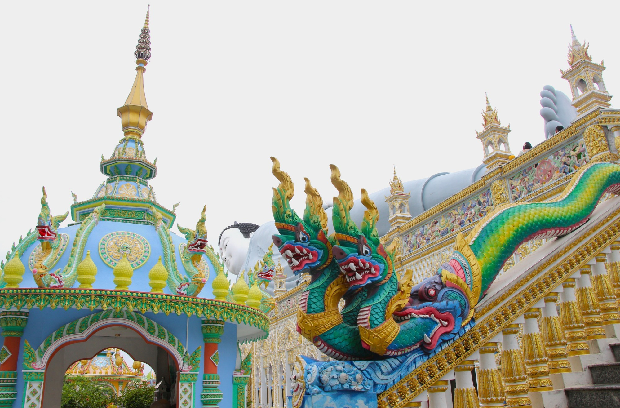 វត្តសំរោង លេចធ្លោដោយមានស្ថាបត្យកម្មដ៏ល្អឆើត មានព្រះពុទ្ធបដិមាព្រះសក្យមុនីបរិនិព្វានធំជាងគេនៅ វៀតណាម។ chua-khmer-2.jpg