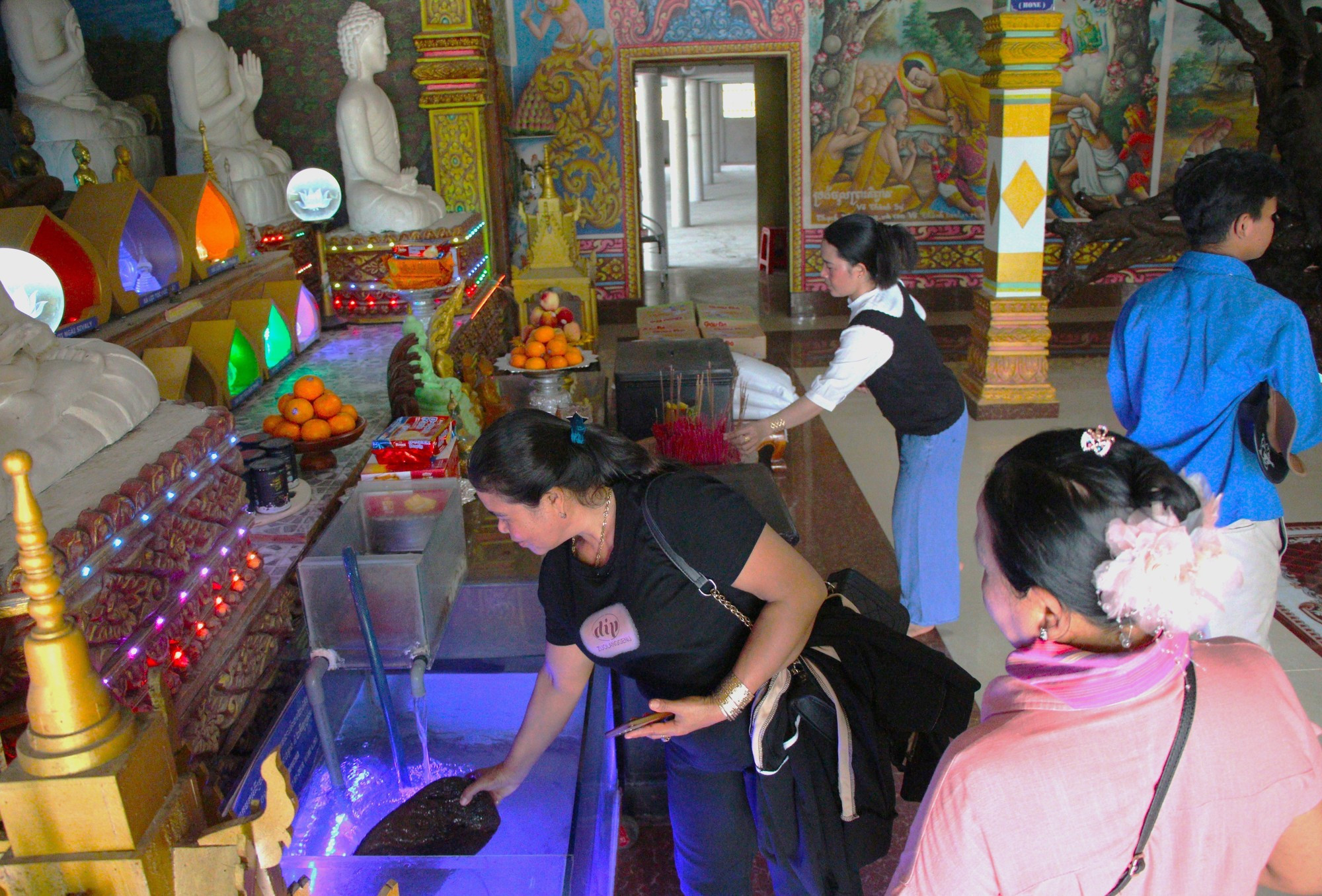 ថ្មអណ្តែតលើទឹកទាក់ទាញចំណាប់អារម្មណ៍ភ្ញៀវទេសចរជិតឆ្ងាយ chua-khmer-7.jpg