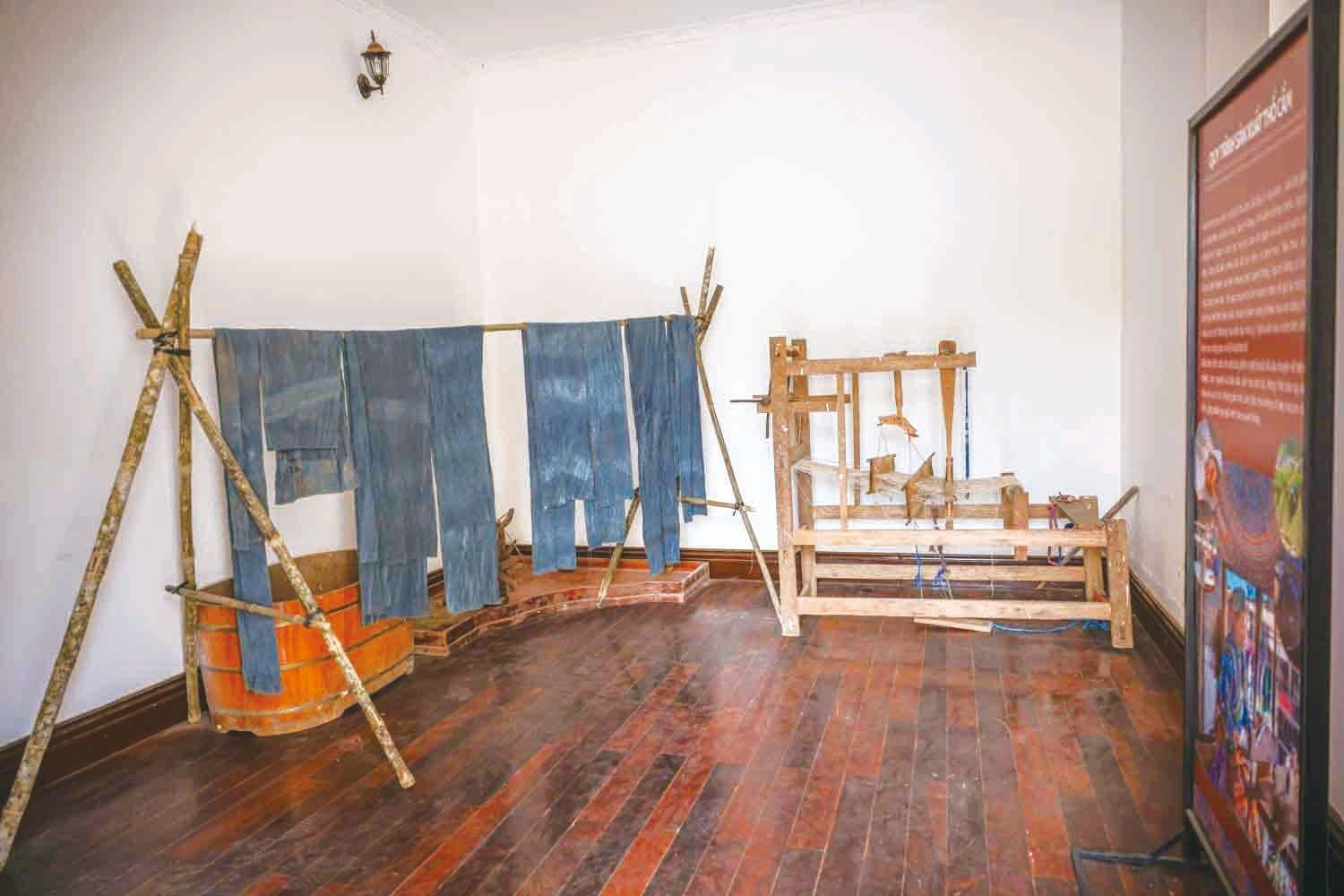ឧទ្ទេសនាមខ្សែចង្វាក់ផលិតសំពត់សង្កិមក្នុងបន្ទប់មួយនៅក្នុងភូមិគ្រឹះ ហ្វាង អាតឿង dinh-thu-6.jpg