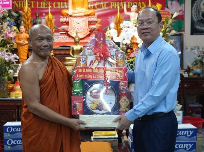 លេខាគណៈកម្មាធិការបក្សខេត្ត កាម៉ាវ ង្វៀន ហូហាយ ប្រគេនទេយ្យទានព្រះតេជគុណ ថាច់ហា ប្រធានសមាគមព្រះសង្ឃសាមគ្គីស្នេហាជាតិខេត្ត កាម៉ៅ ក្នុងឱកាសបុណ្យសែនដូនតាឆ្នាំ ២០២៥ ca-mau-190925.jpg