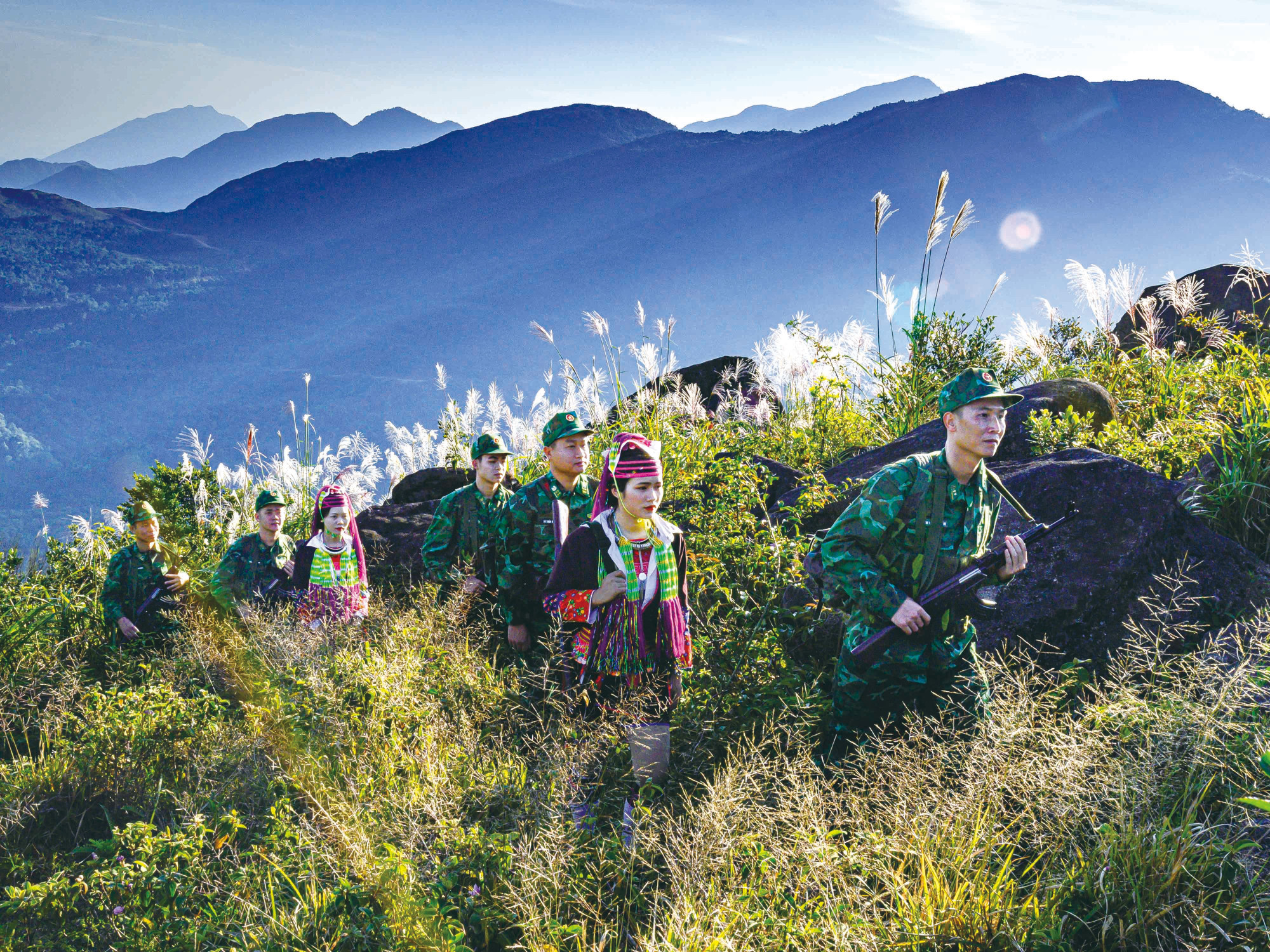 កម្មាភិបាល យុទ្ធជននៃប៉ុស្តិ៍ការពារព្រំដែន ប៊ិញលៀវ ដើរល្បាតរក្សាសន្តិសុខ