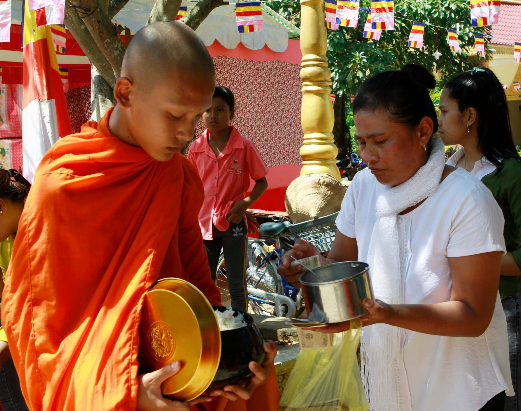 ពិធីរាប់បាត្រក្នុងបុណ្យសែនដូនតាក៏ជាឱកាសសម្រាប់ពុទ្ធបរិស័ទស្តែងនូវការយកចិត្តទុកដាក់ទៅលើការបួសរៀនរបស់ព្រះសង្ឃក្នុងរយៈពេលកាន់វស្សា dak-bat-6.jpg