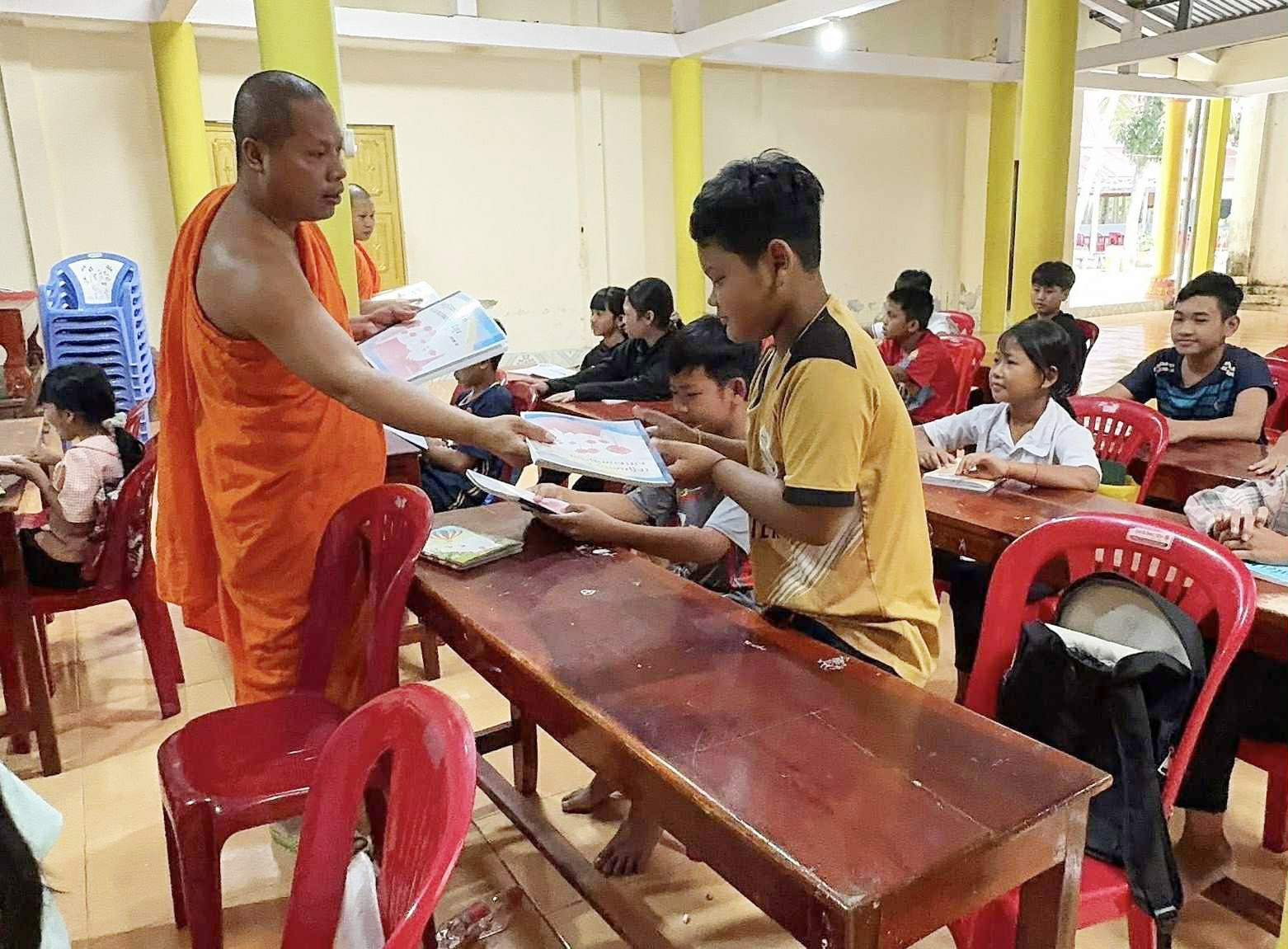 ព្រះចៅអធិការវត្តសមោធារាមកំបាំងបាត់ នៅភូមិ កំបាំងបាត់ ឃុំ តាមង៉ាយ ចែកជូនសៀវភៅហាត់សរសេរអក្សរ ខ្មែរ ឲ្យប្អូនៗ dc3ffb7f-9399-430d-a2d5-551c7996d00f.jpg