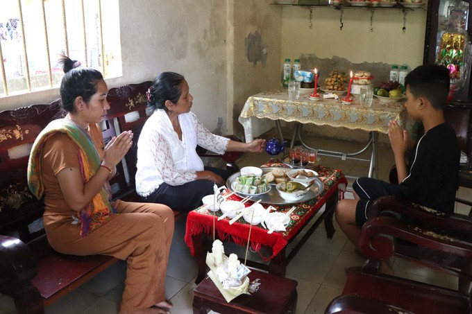 ក្រុមគ្រួសារលោកស្រី ថាច់ ធីគីមសាង នៅអនុសង្កាត់លេខ ៥ សង្កាត់ ភូលើយ ទីក្រុង កឹនធើ ប្រារពពិធីកិច្ចសែនដូនតា បុព្វការីជន img-3972.jpg